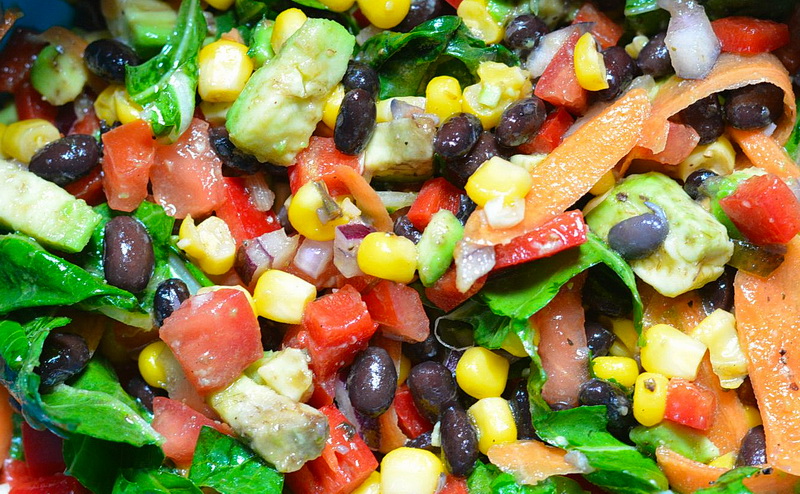 Flavorful black bean rainbow salad (vegan) 