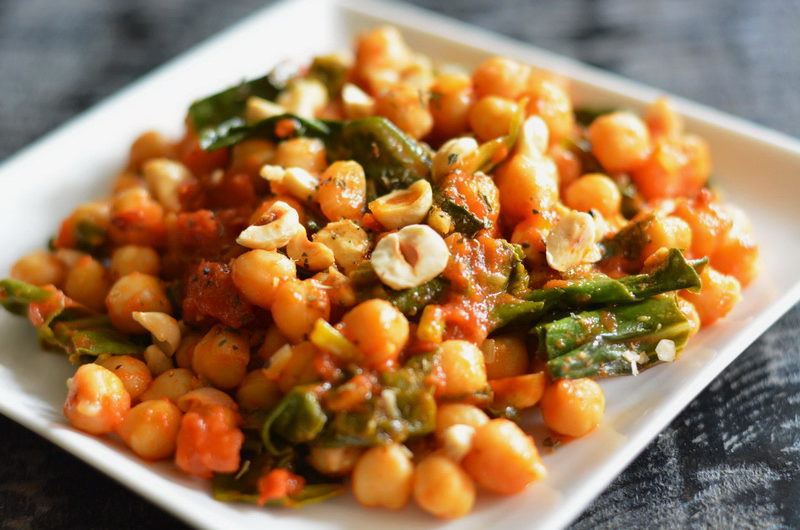 Aromatic saffron chickpea with hazelnuts (vegan) 