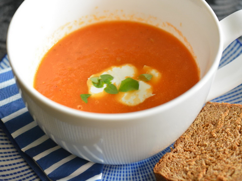 Aromatic baked tomato and basil soup